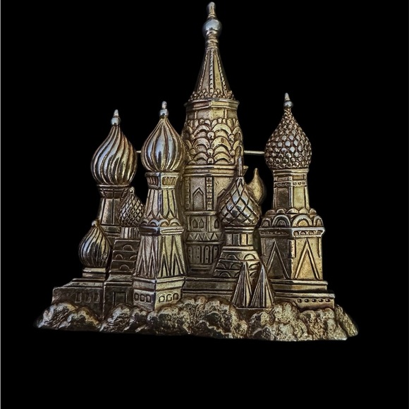Rare Vintage JJ Gold Tone St Basil’s Cathedral in Russia Brooch - Picture 1 of 2